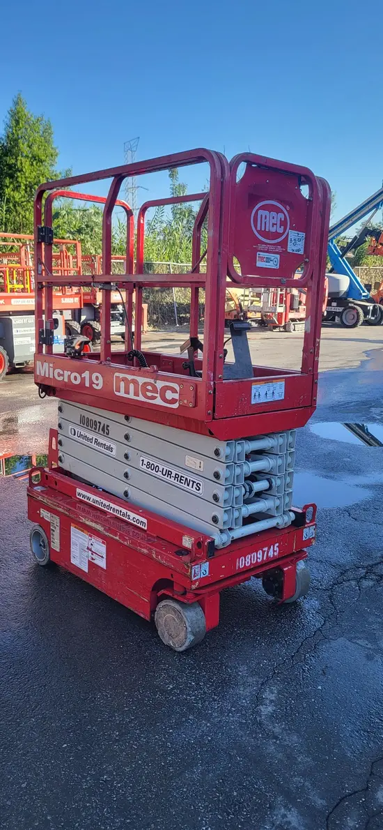 2018 MEC MICRO 19 Scissor Lift