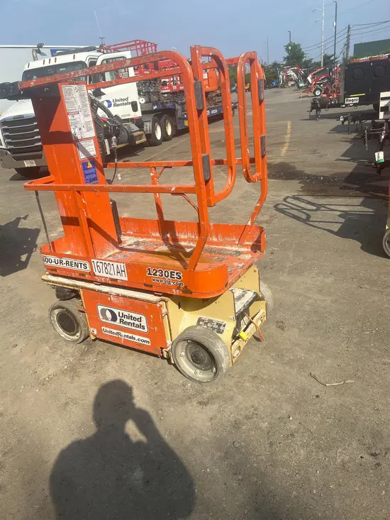 2016 JLG 1230ES Self-Propelled One-Person Lift