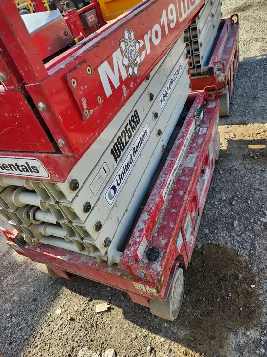 2018 MEC MICRO 19 Scissor Lift