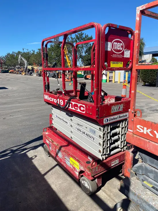 2017 MEC MICRO 19 Scissor Lift