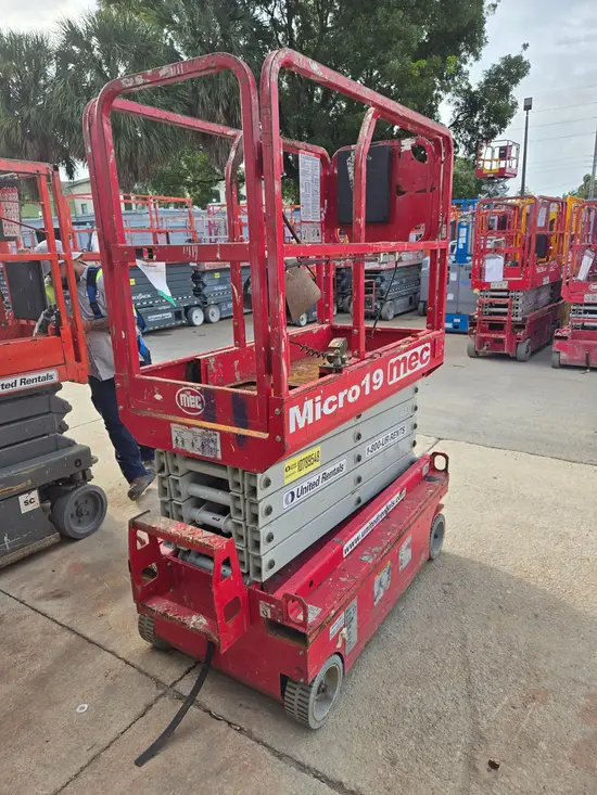 2018 MEC MICRO 19 Scissor Lift