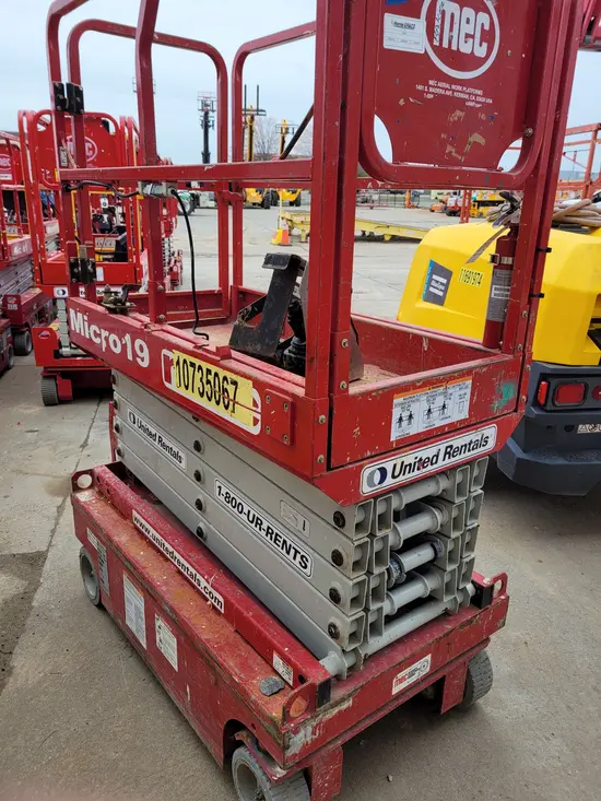 2018 MEC MICRO 19 Scissor Lift