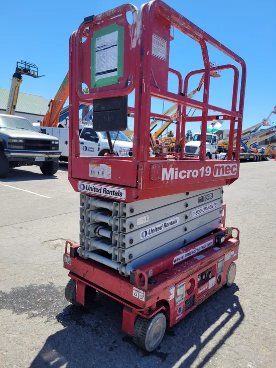 2018 MEC MICRO 19 Scissor Lift