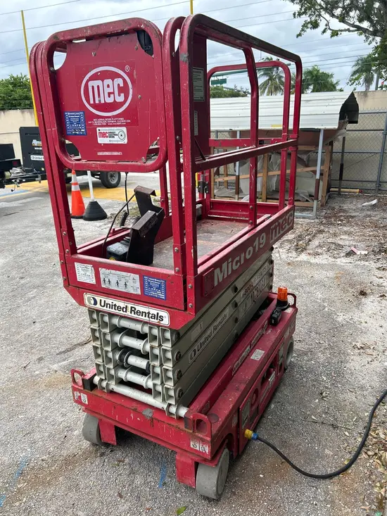 2018 MEC MICRO 19 Scissor Lift