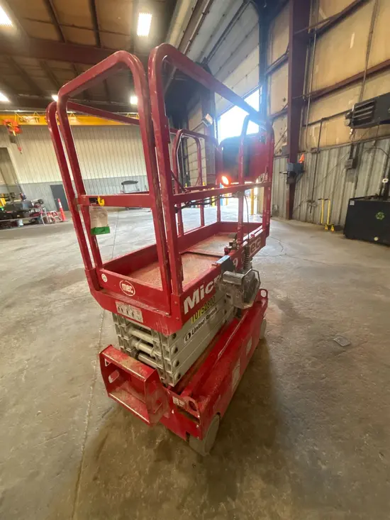 2018 MEC MICRO 19 Scissor Lift