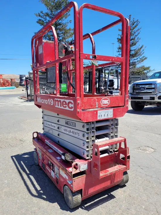 2018 MEC MICRO 19 Scissor Lift