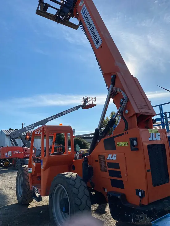 2017 SKYTRAK 8042 Forklift
