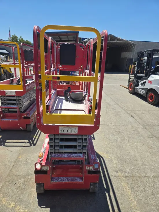 2019 MEC MICRO 19 Scissor Lift