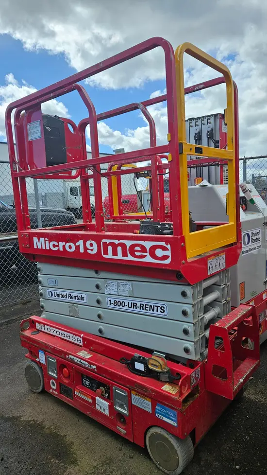 2018 MEC MICRO 19 Scissor Lift