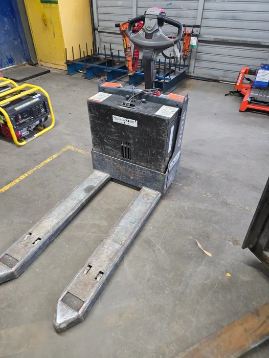 2023 Toyota 8HBW23 Jack