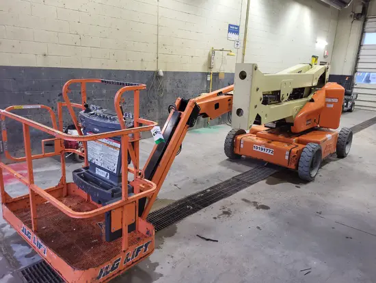 2013 JLG E450AJ Articulating Boom Lift
