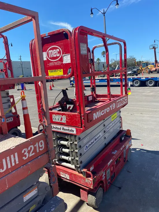 2017 MEC MICRO 19 Scissor Lift