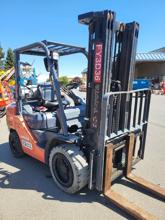 2017 Toyota 8FGU30 Warehouse Forklift
