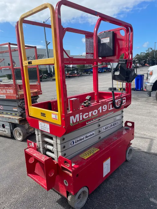 2017 MEC MICRO 19 Scissor Lift