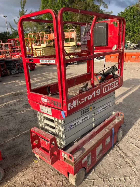 2018 MEC MICRO 19 Scissor Lift