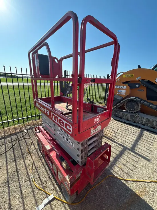 2018 MEC MICRO 19 Scissor Lift