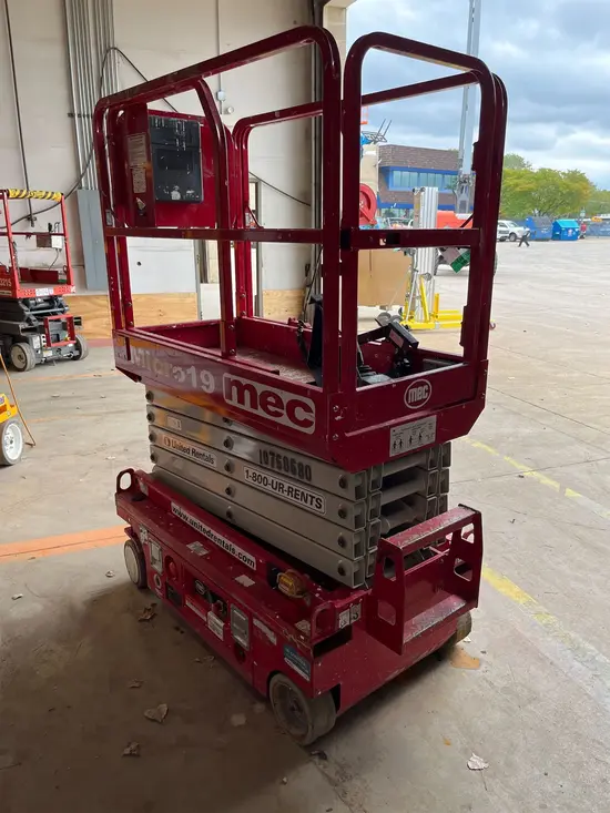 2018 MEC MICRO 19 Scissor Lift