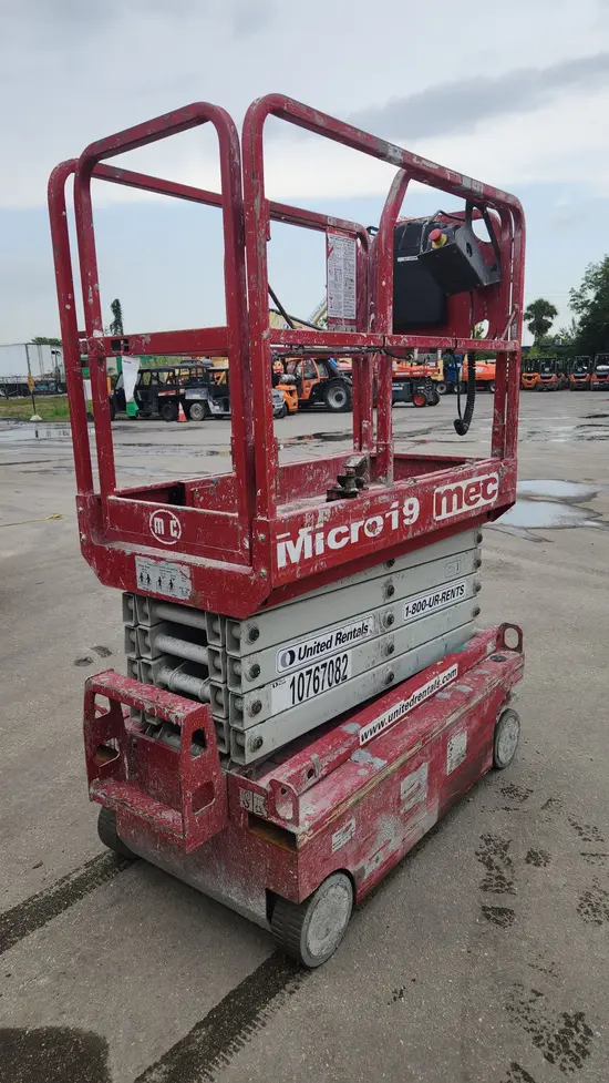 2018 MEC MICRO 19 Scissor Lift