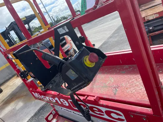 2017 MEC MICRO 19 Scissor Lift
