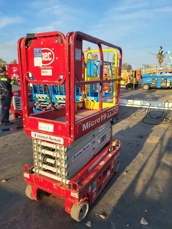 2018 MEC MICRO 19 Scissor Lift