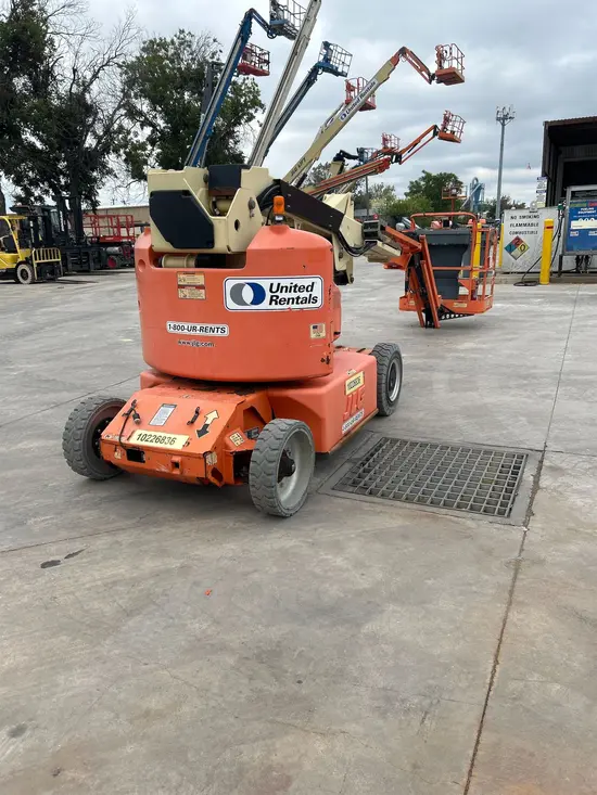 2014 JLG E400AJPN Articulating Boom Lift