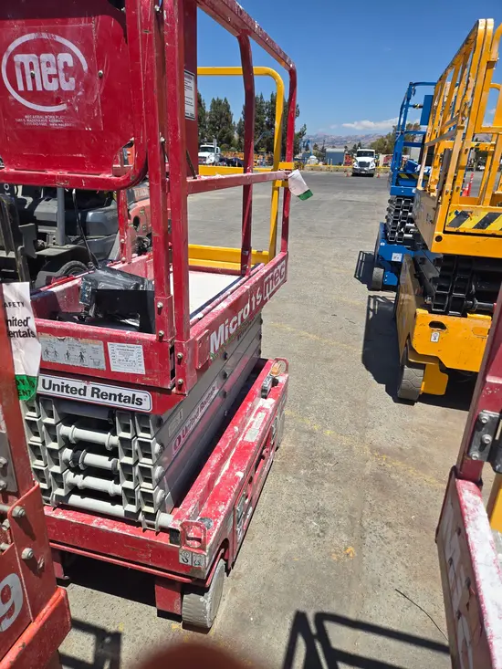 2019 MEC MICRO 19 Scissor Lift