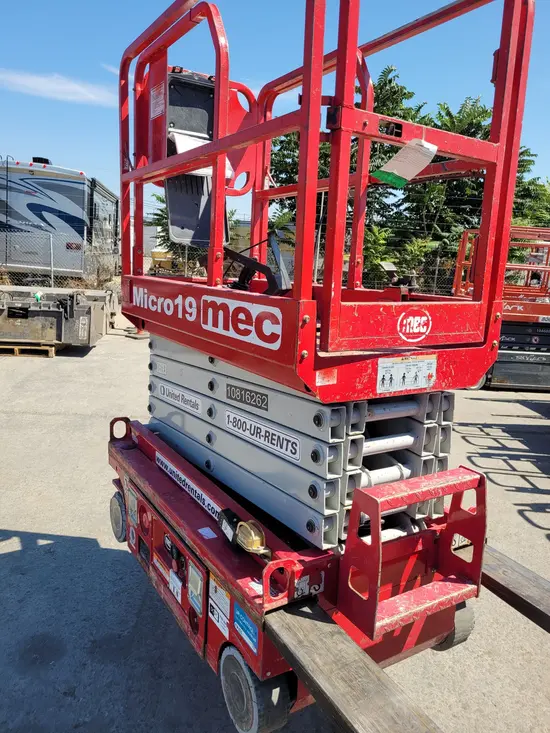 2018 MEC MICRO 19 Scissor Lift
