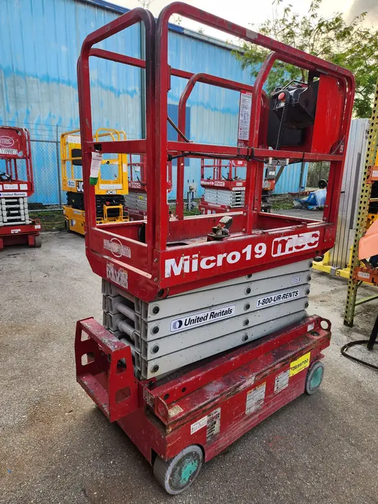 2017 MEC MICRO 19 Scissor Lift