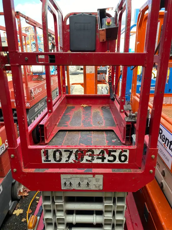 2017 MEC MICRO 19 Scissor Lift