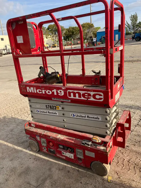 2018 MEC MICRO 19 Scissor Lift
