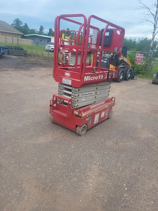 2018 MEC MICRO 19 Scissor Lift