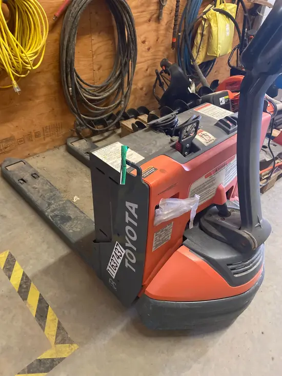 2023 Toyota 8HBW23 Jack