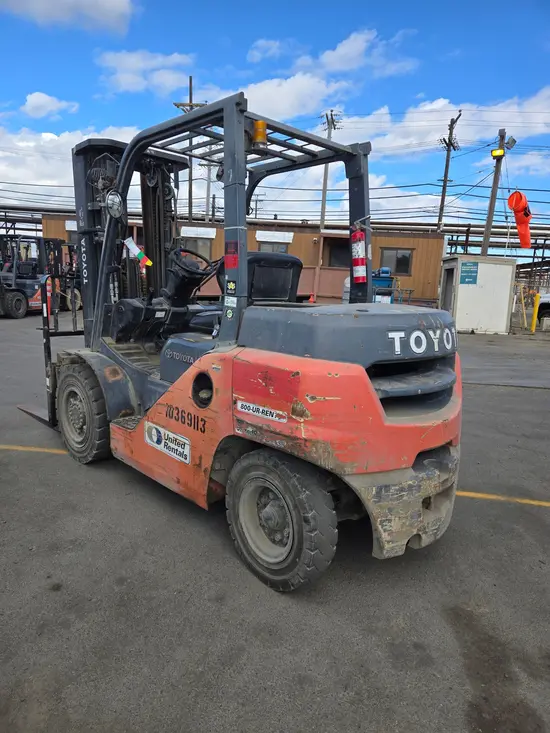 2015 Toyota 8FD35U Warehouse Forklift