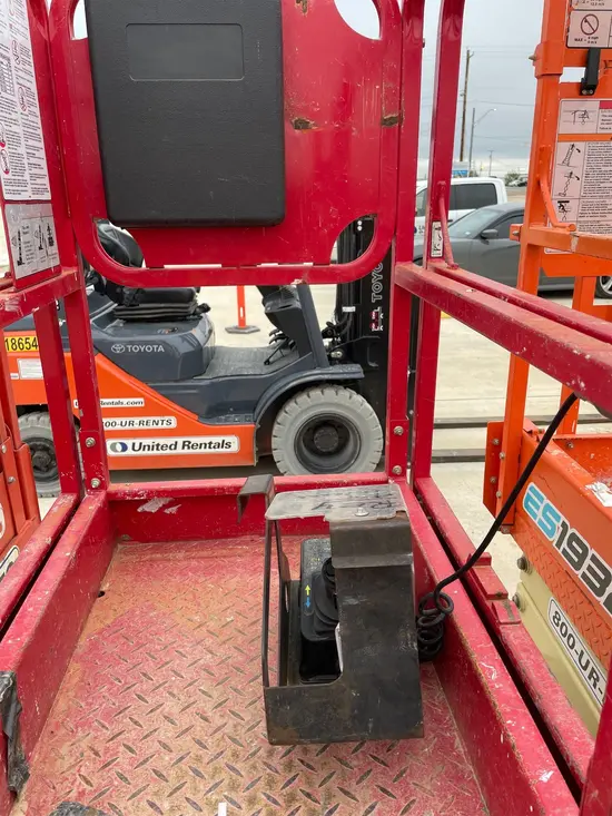 2018 MEC MICRO 19 Scissor Lift