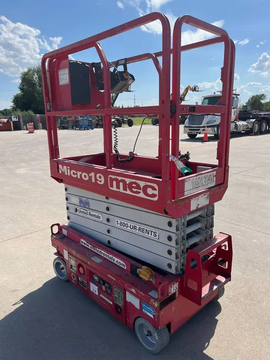 2018 MEC MICRO 19 Scissor Lift