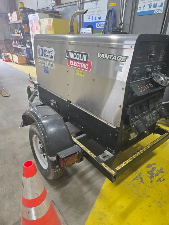 2021 Lincoln Electric VANTAGE 322 Welder