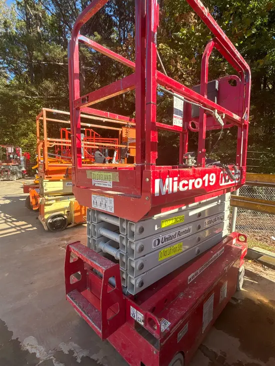 2018 MEC MICRO 19 Scissor Lift