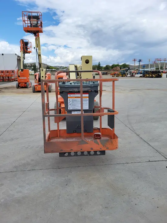2013 JLG E400AN Articulating Boom Lift
