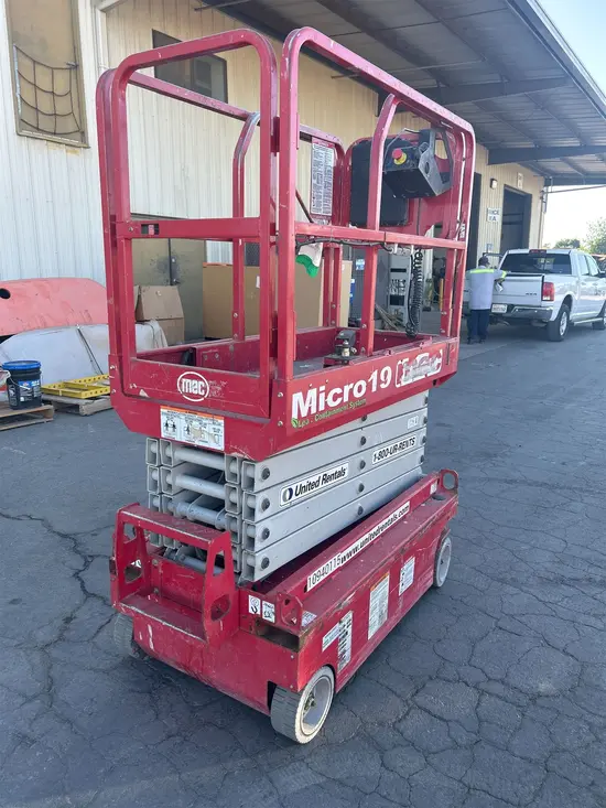 2019 MEC MICRO 19 Scissor Lift