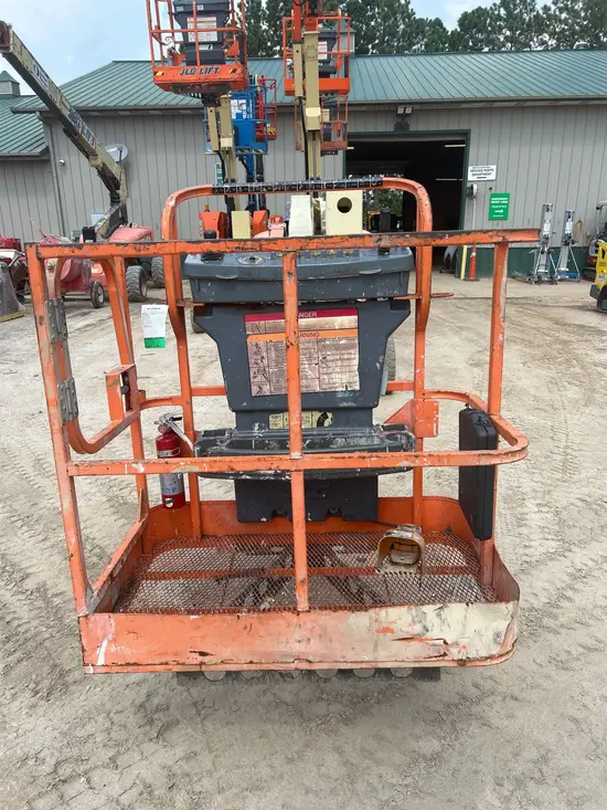 2014 JLG E400AJPN Articulating Boom Lift
