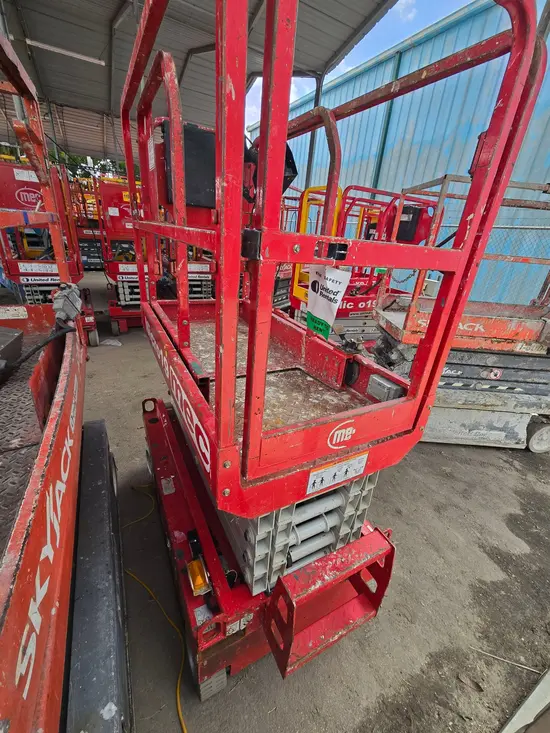 2018 MEC MICRO 19 Scissor Lift
