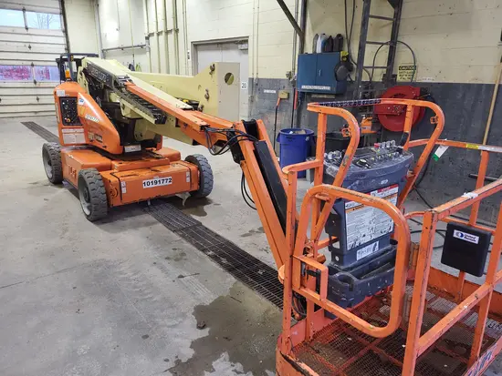 2013 JLG E450AJ Articulating Boom Lift