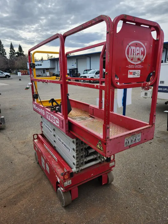 2018 MEC MICRO 19 Scissor Lift
