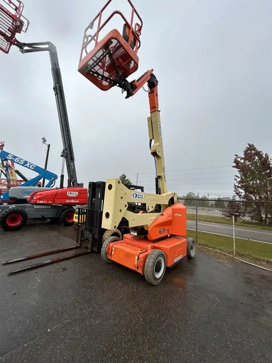 2014 JLG E400AJPN Articulating Boom Lift