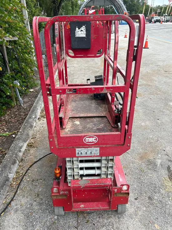 2018 MEC MICRO 19 Scissor Lift