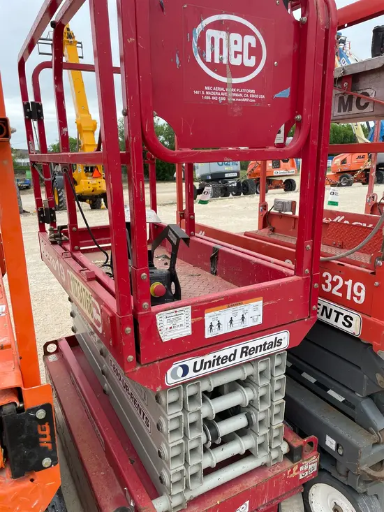 2018 MEC MICRO 19 Scissor Lift