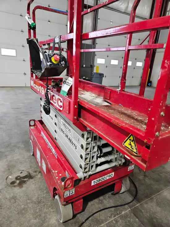2018 MEC MICRO 19 Scissor Lift