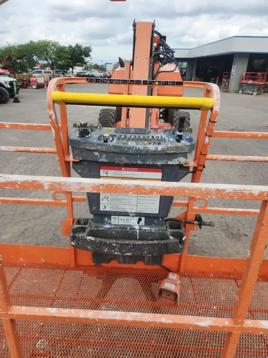 2013 JLG 800AJ Articulating Boom Lift