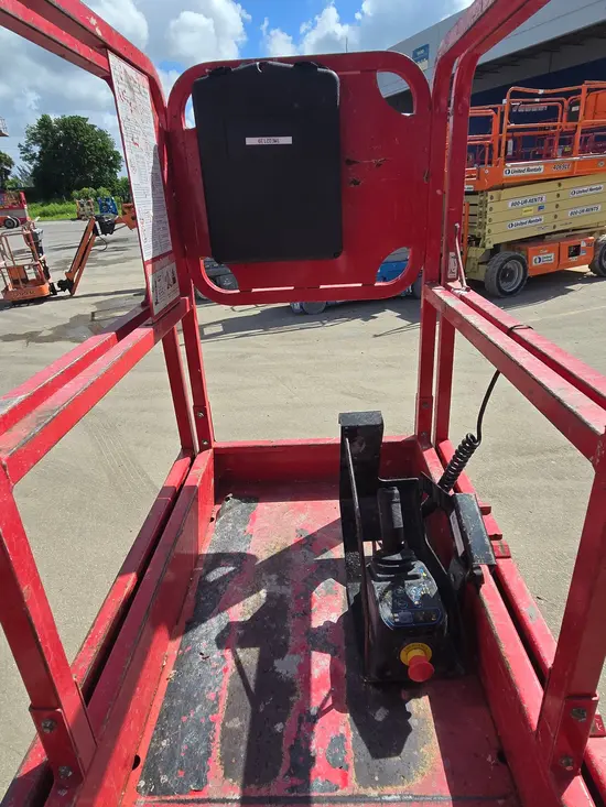 2017 MEC MICRO 19 Scissor Lift