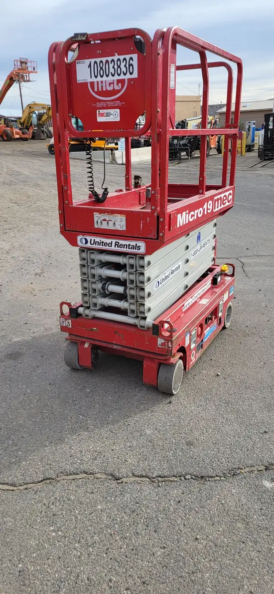 2018 MEC MICRO 19 Scissor Lift